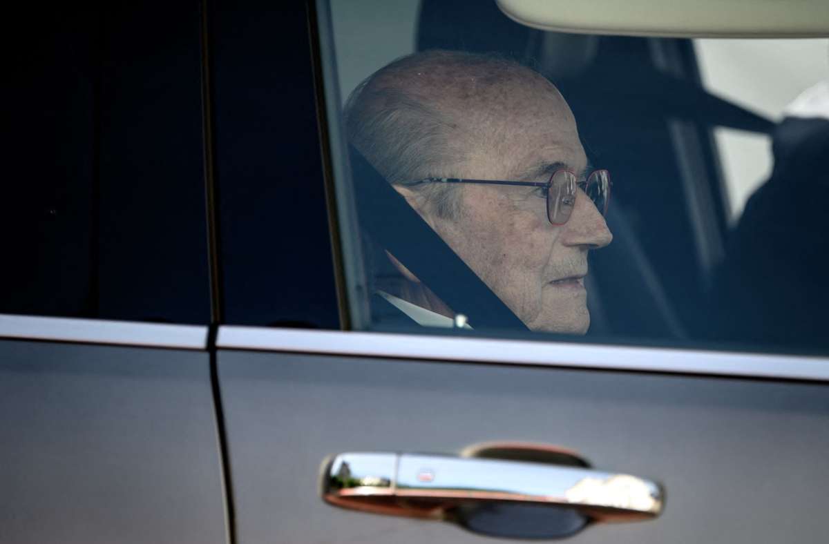 Ex-Fußball-Chefs vor Gericht: Prozess gegen Blatter und Platini hat begonnen