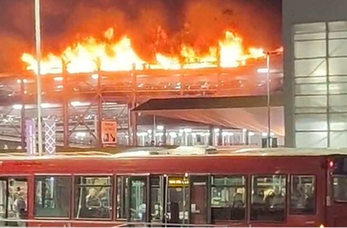 Wegen Großbrand: Alle Flüge am Londoner Flughafen Luton abgesagt