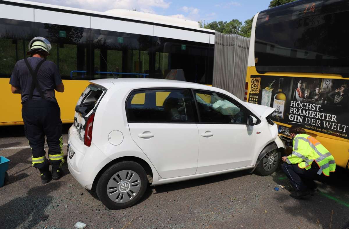 Unfall in Nürtingen: Immenser Schaden: Pkw wird in Linienbus geschoben