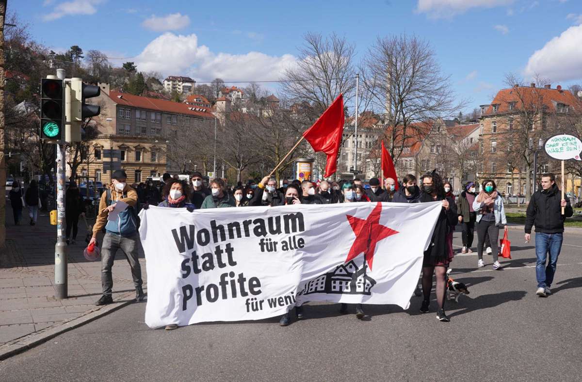 Stuttgart: Etwa 200 Menschen demonstrieren für bezahlbaren Wohnraum