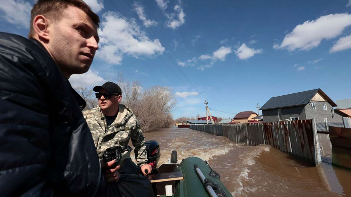 Anwohner fahren in ihrem Schlauchboot, um bei der Evakuierung von Menschen in Orenburg zu helfen.