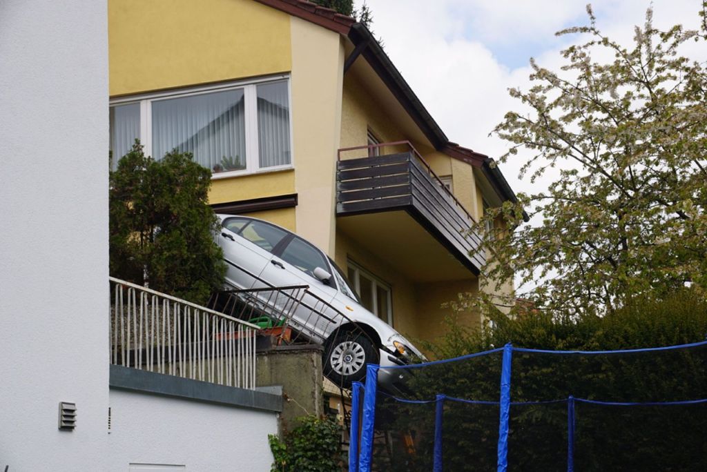 Im Esslinger Stadtteil Sulzgries schanzte eine Autofahrerin mit ihrem Wagen über eine Terrasse