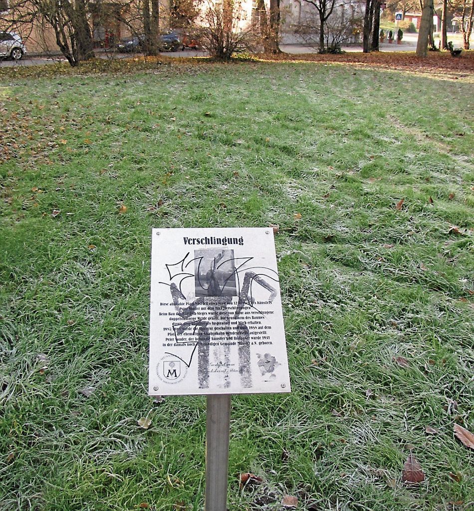 An der Haltestelle Elbestraße stand das Kunstwerk „Verschlingungen“ von Peter Sonder. Nur noch ein Schild erinnert daran. Foto: Rehberger Quelle: Unbekannt