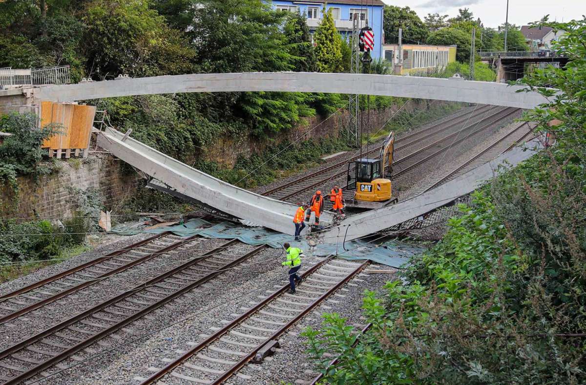 Vorfall in Wuppertal: Brücke stürzt bei Abriss auf Bahnstrecke - Umleitung im Fernverkehr