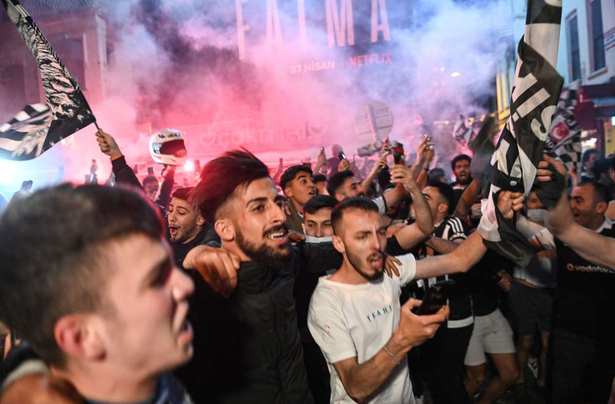 Trotz Corona-Lockdowns in Türkei: Besiktas-Fans feiern frenetisch die Meisterschaft in Istanbul