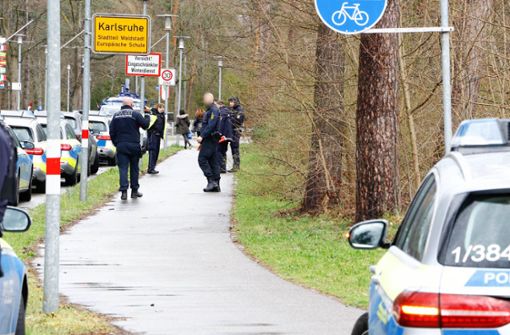 Die Polizei ist an beiden Schulen mit einem Großaufgebot vor Ort (Symbolbild). Foto: IMAGO/Einsatz-Report24/IMAGO/Waldemar Gress