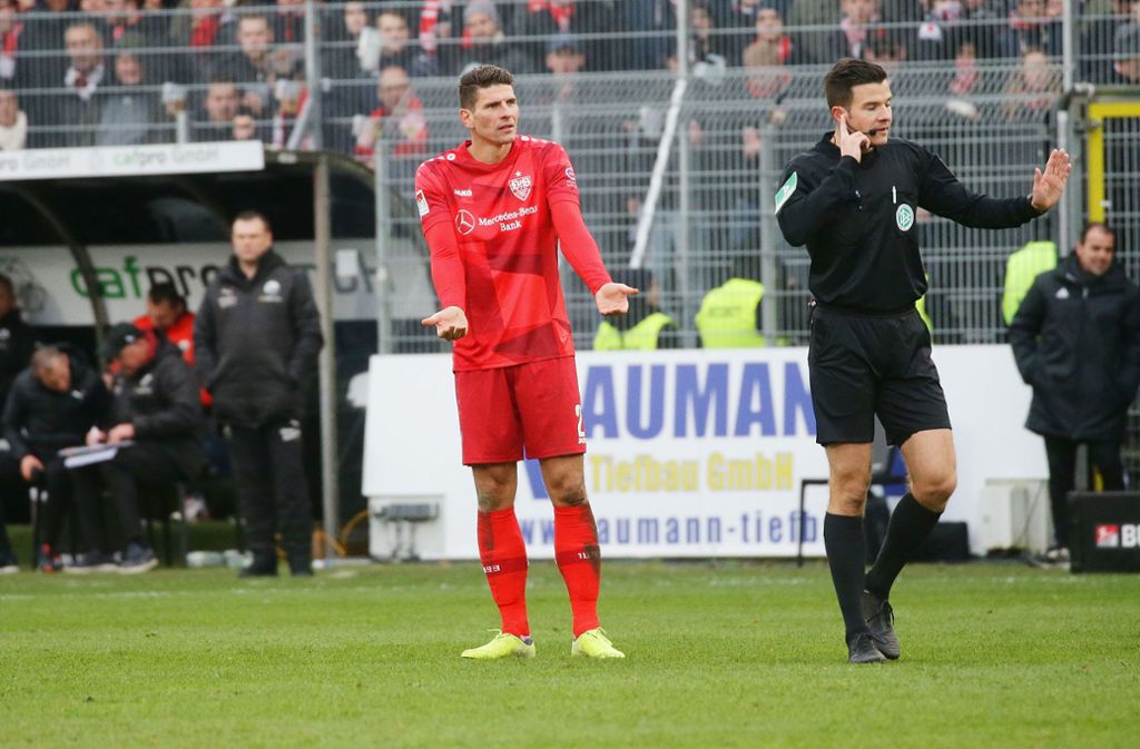 SV Sandhausen gegen VfB Stuttgart: Mario Gomez im Abseits