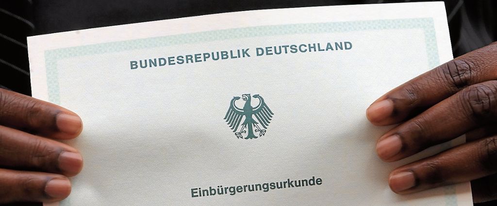 Interesse an deutscher Staatsangehörigkeit ist ungebrochen groß - Bis Ende des Jahres rechnet die Stadtverwaltung mit 2500 Anträgen: Neuer Rekord bei Einbürgerungen
