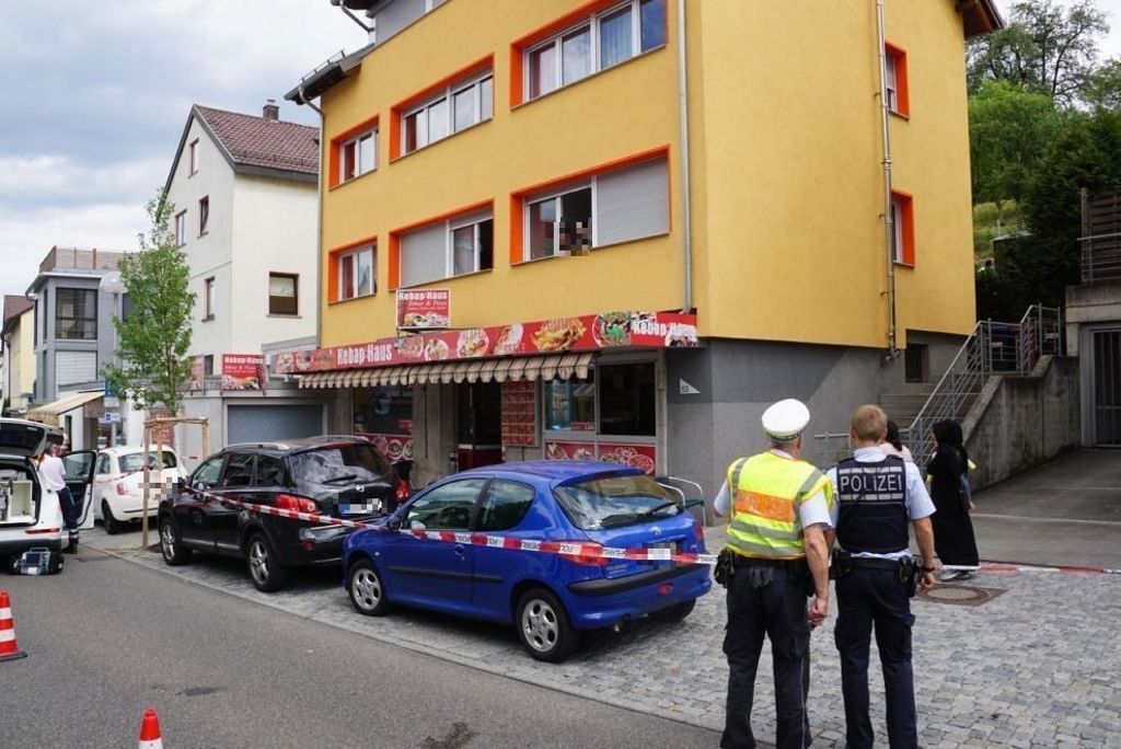 Prügelei in Wernau: Auslöser war wohl ein Streit zwischen dem Imbissbesitzer und einer mit Reinigungsarbeiten beauftragen Familie: Polizei ermittelt wegen versuchter Tötung