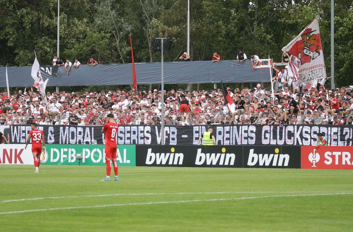 Die VfB-Fans protestierten am Rande des DFB-Pokalspiels mit einem Banner gegen den neuen Hauptsponsor aus der Glücksspielbranche.