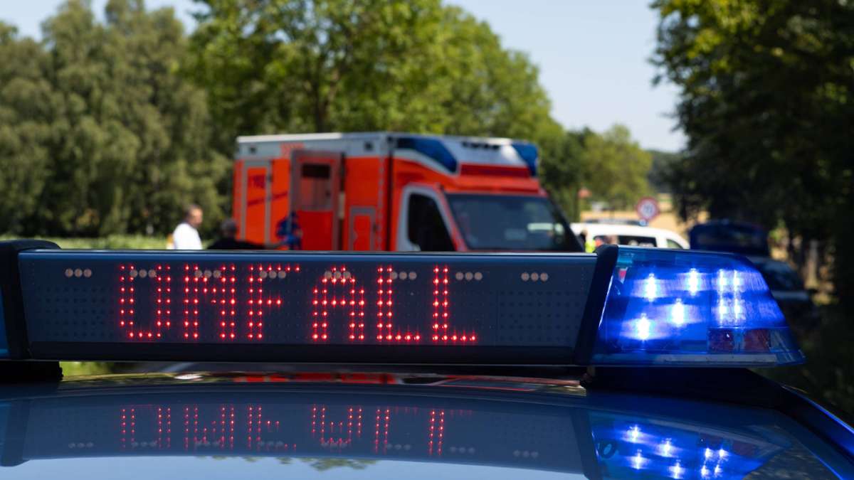 Eigeltingen im Kreis Konstanz: Lastwagen kippt um –  Fahrer stirbt