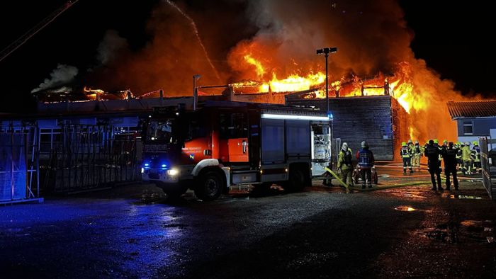 Feuer zerstört Lagerhalle mit Wohnungen – hoher Schaden