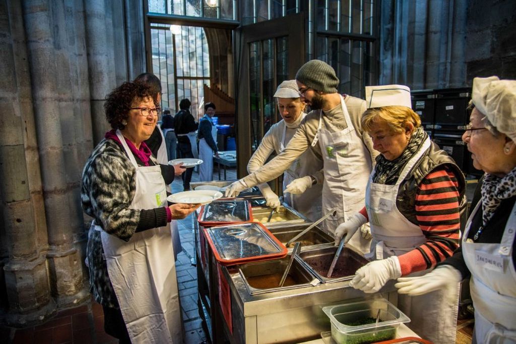 Esslingen Vesperkirche eröffnet – Schirmherrin Gerlinde Kretschmann gibt zum zehnjährigen Bestehen Essen aus: Vesperkirche feiert Zehnjähriges