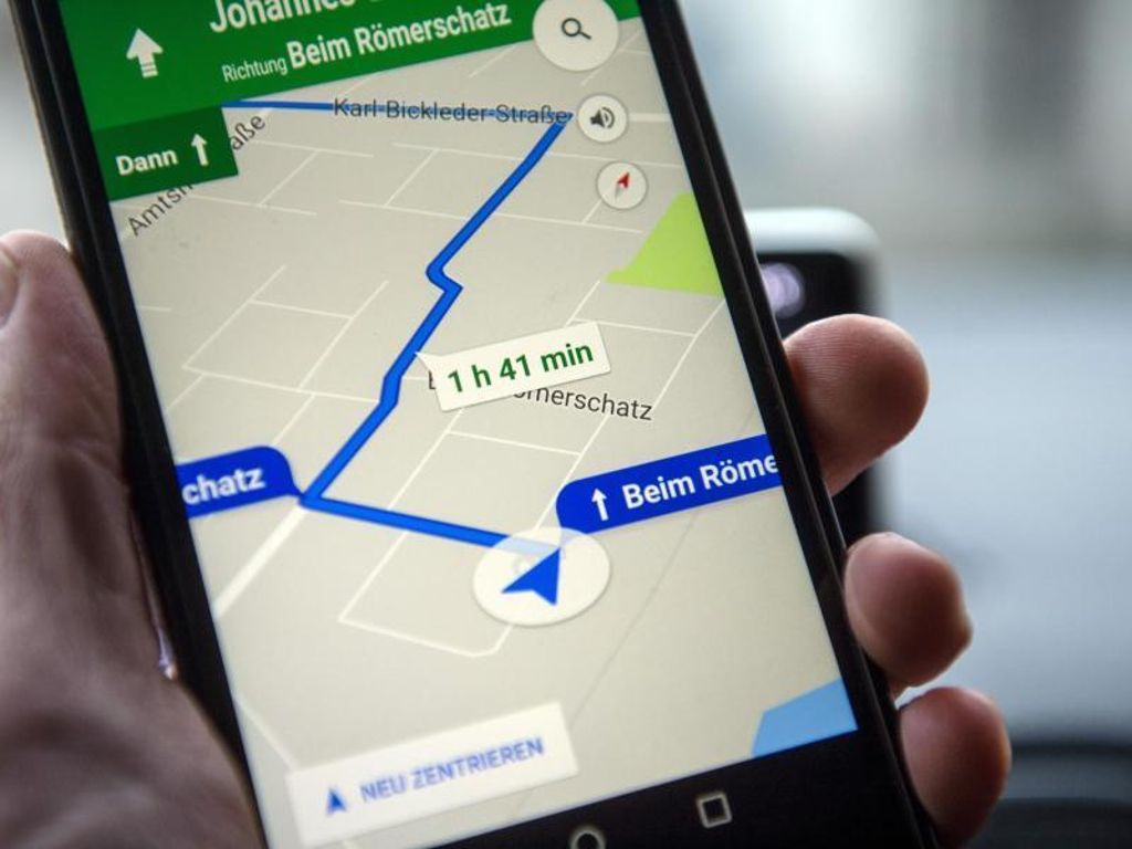 Google Maps zeigt eine Route auf dem Schirm eines Smartphones. Foto: picture alliance / Armin Weigel/dpa