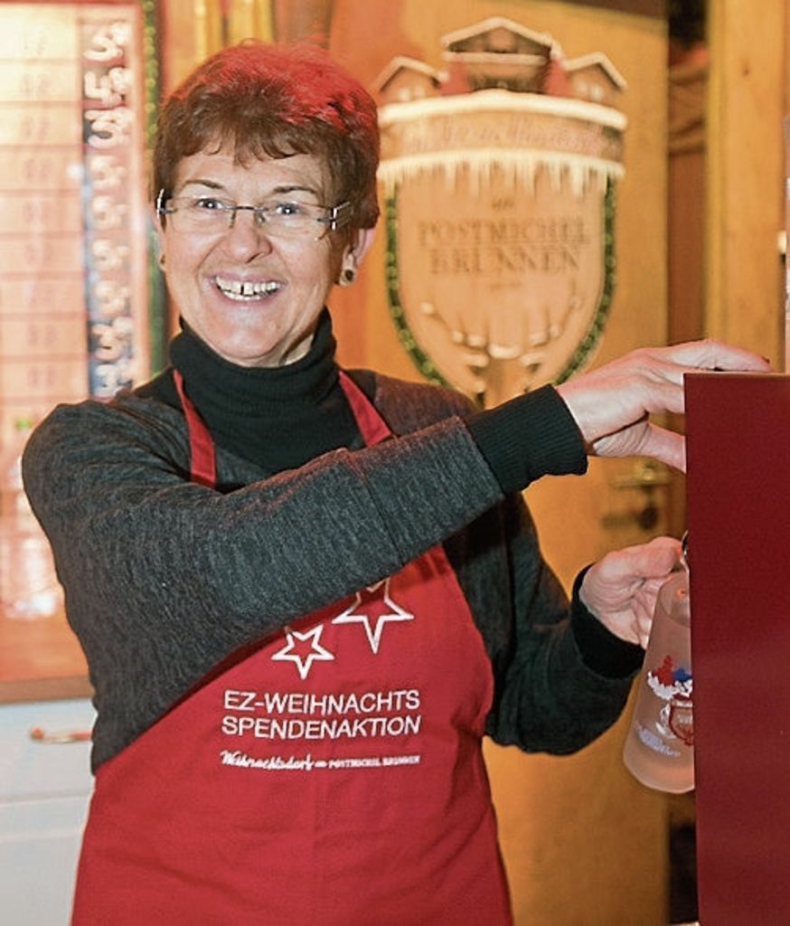 ESSLINGEN: Leserinnen und Leser unterstützen ihre Mitmenschen mit Spenden, Prominente stellen sich tatkräftig hinter den EZ-Stand und schenken Glühwein aus: Viele fleißige Hände für den guten Zweck