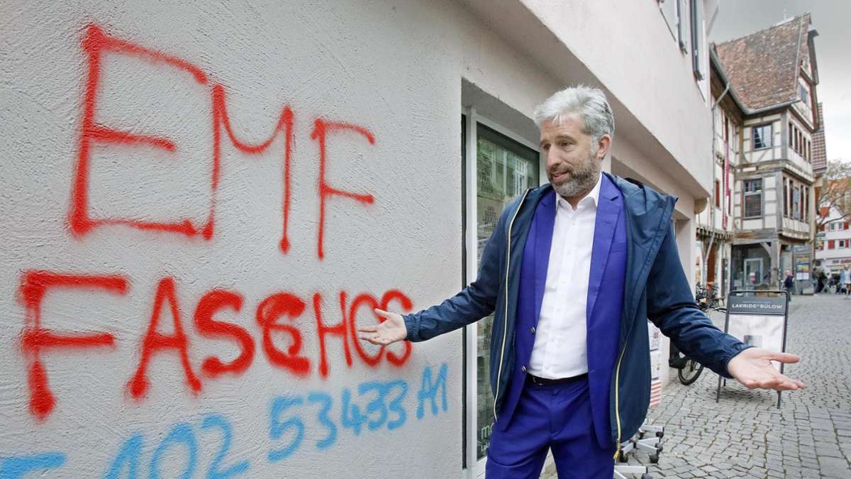 Tübingens OB Boris Palmer fragt sich, was die Sprayer mit ihren Botschaften sagen wollen – und kann über die illegalen Graffitis nur den Kopf schütteln.