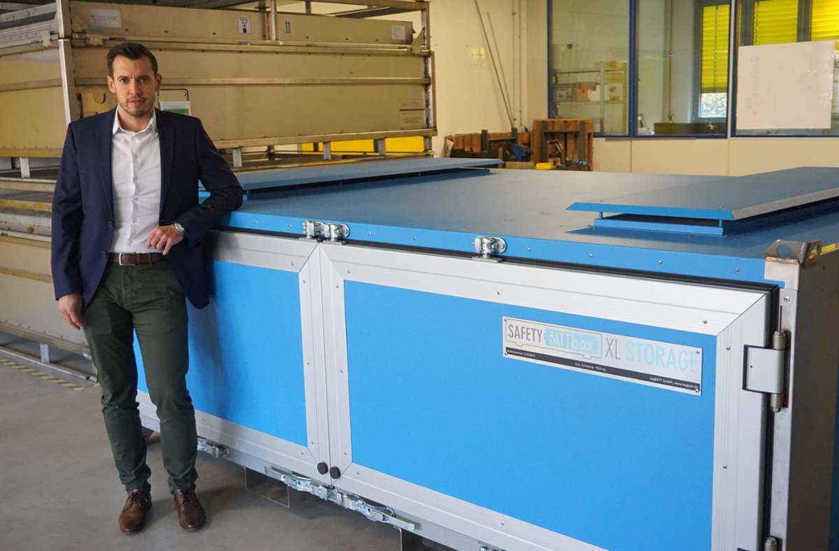Batterien sind sein Geschäft: Geschäftsführer Eduard Schönmeier vor einem der Spezialbehälter in der Lagerhalle des Aichwalder Unternehmens LogBatt. Foto: Marion Brucker