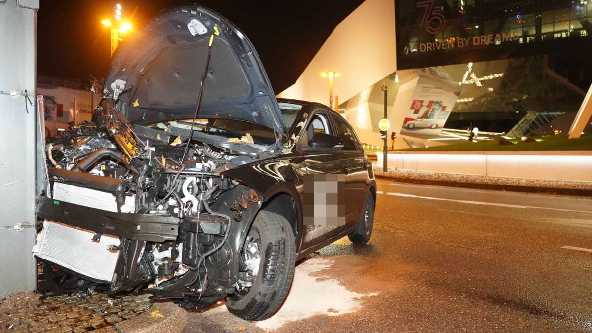 Unfall in Zuffenhausen: 18-Jähriger kracht mit Mietwagen gegen Laterne – vier Verletzte