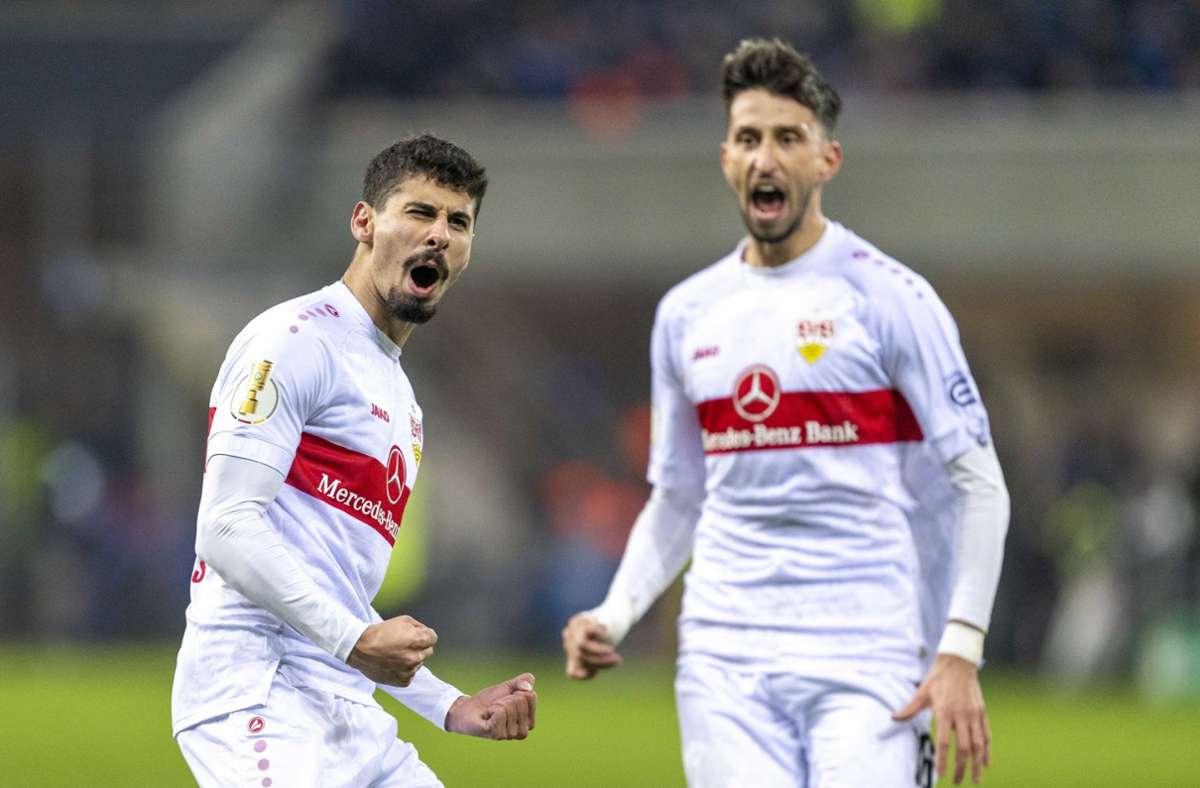 Gil Dias und Atakan Karazor jubeln über den Sieg des VfB Stuttgart.