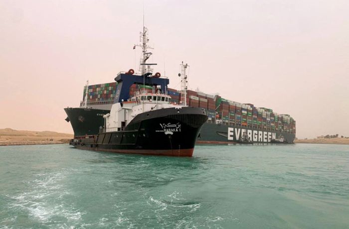 Containerschiff  auf Grund gelaufen: Frachter  blockiert Suez-Kanal