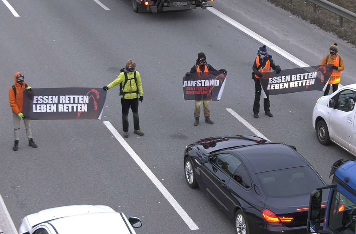 Nach Schüssen auf Polizisten: Klimaaktivisten setzen Autobahnblockaden aus