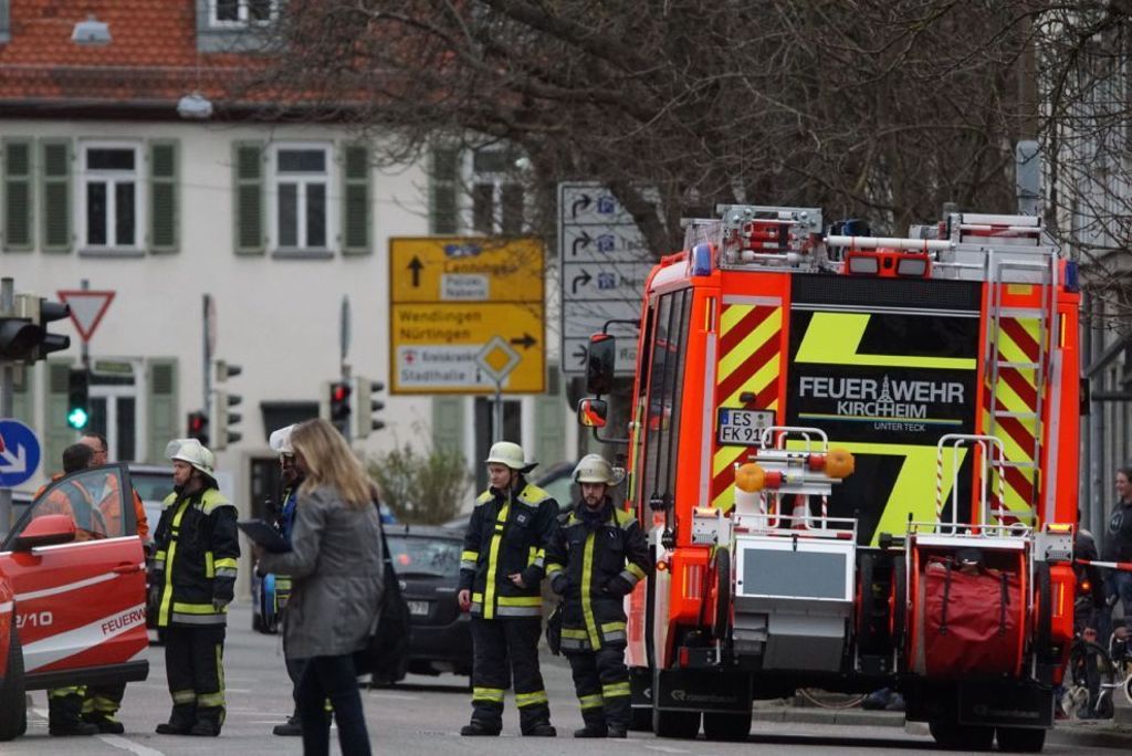 Großaufgebot der Feuerwehr in der Kirchheimer Alleenstraße: Buttersäure in Gebäude geworfen