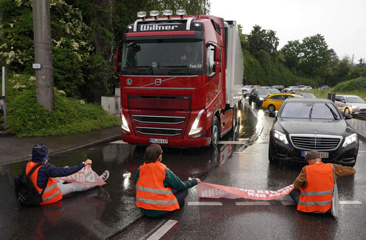 Im Mai 2022 blockierten  Aktivisten der Letzten Generation  die Bundesstraße 10 in Zuffenhausen. Foto: Andreas Rosar