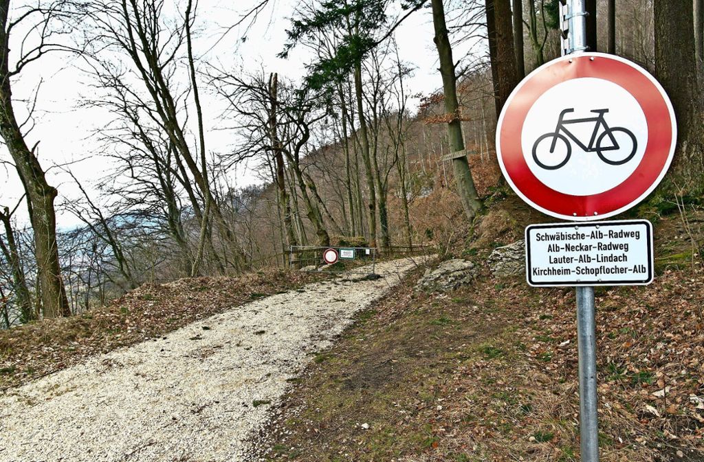 Radweg zum Bahnhöfle ist seit vier Jahren wegen Steinschlags gesperrt: Felsbrocken gefährden Radler