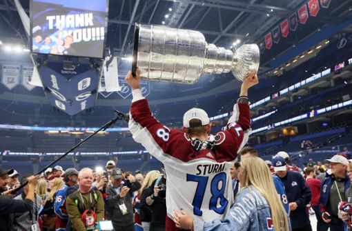 Nico Sturm hat mit Colorado Avalanche den Stanley Cup gewonnen. Foto: AFP/BRUCE BENNETT