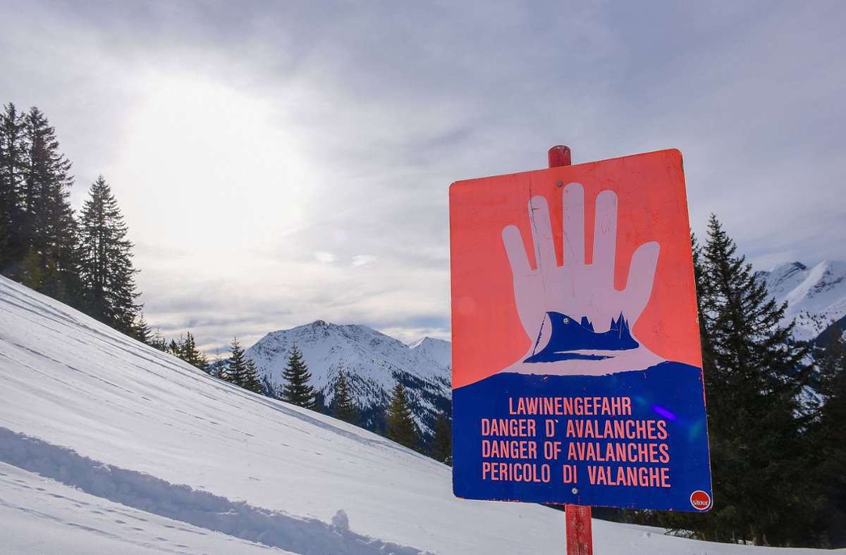 Unfall in Österreich: Deutsche Skifahrerin überlebt Lawinenabgang in Tirol