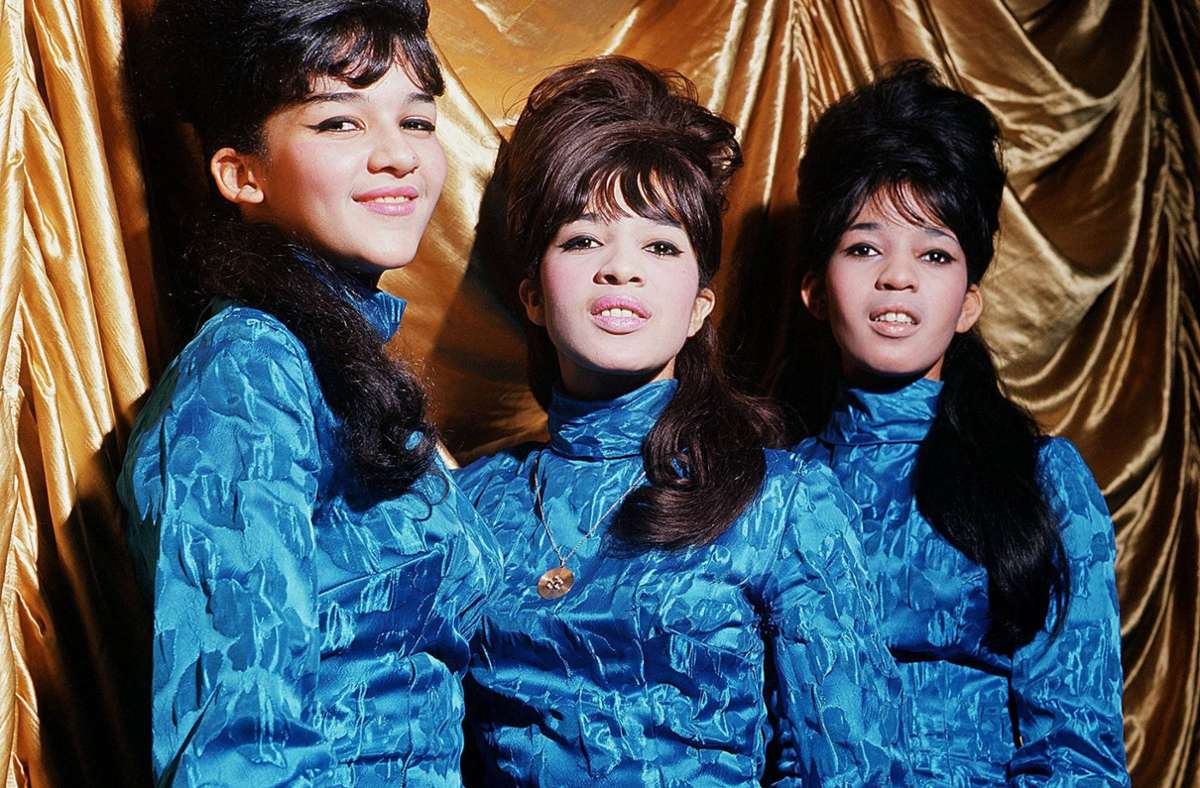 Die Ronettes im Jahr 1964 – einen von vielen Gruppen, die Phil Spector Hits zu verdanken hat. Foto: imago images/Mary Evans