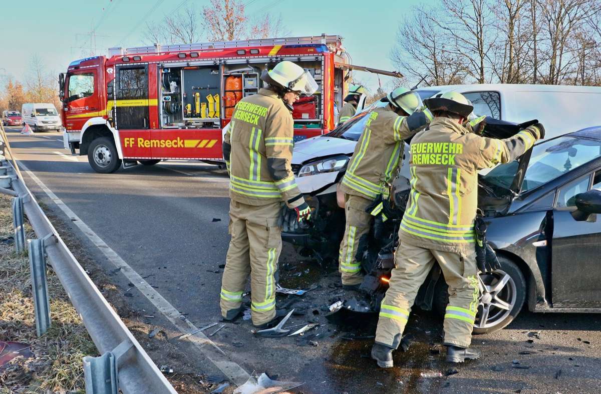 Zusammenstoß in Remseck: Frau geht  nach Autounfall auf  Fahrer los