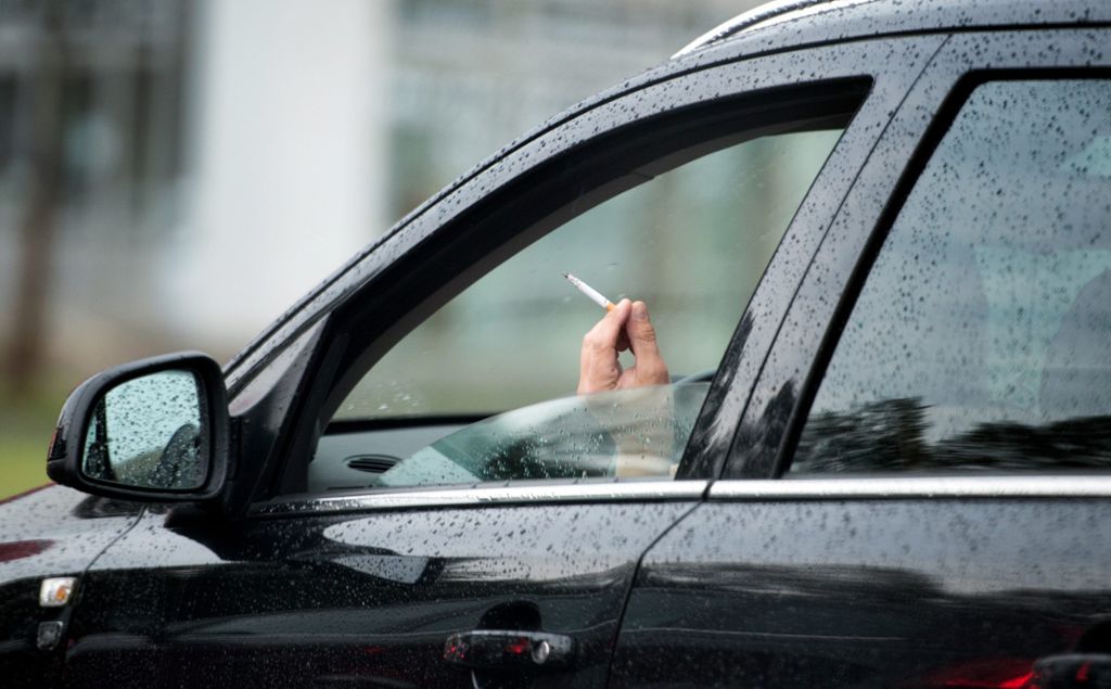 Eine entsprechende Gesetzesinitiative wollen mehrere Bundesländer im Bundesrat einbringen: Wird das Rauchen im Auto künftig verboten?