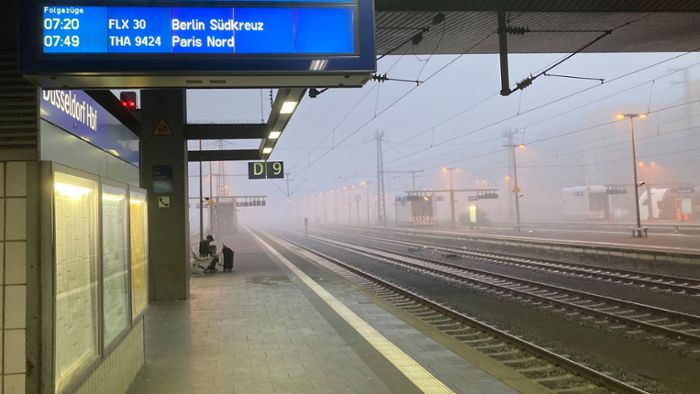 Beim Urinieren in Düsseldorf vor Zug gefallen