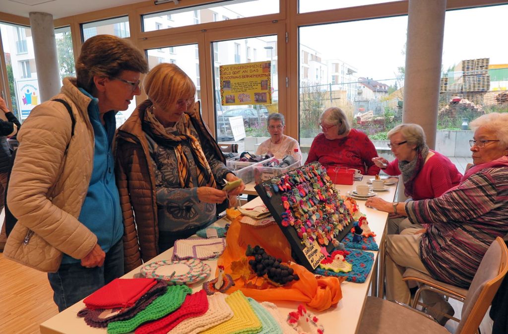 Tag der offenen Tür im Generationentreff lockt viele Besucher – Bunte Socken besonders beliebt: Wolleclub in Denkendorf