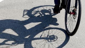87-Jährige nach Unfall  verletzt – Radfahrer flüchtet