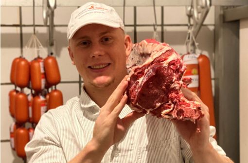 Patrick Neumärker schultert ein ganzes Roastbeef mit Knochen. Daraus werden nach drei Wochen Dry-Aging Ochsenkoteletts gesägt. Foto: privat