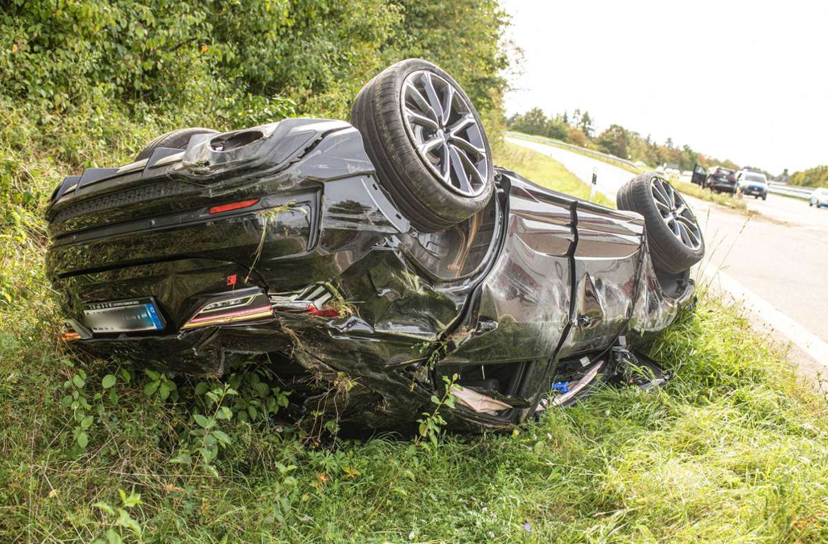 Unfall bei Schwaikheim: Audi überschlägt sich auf der B 14