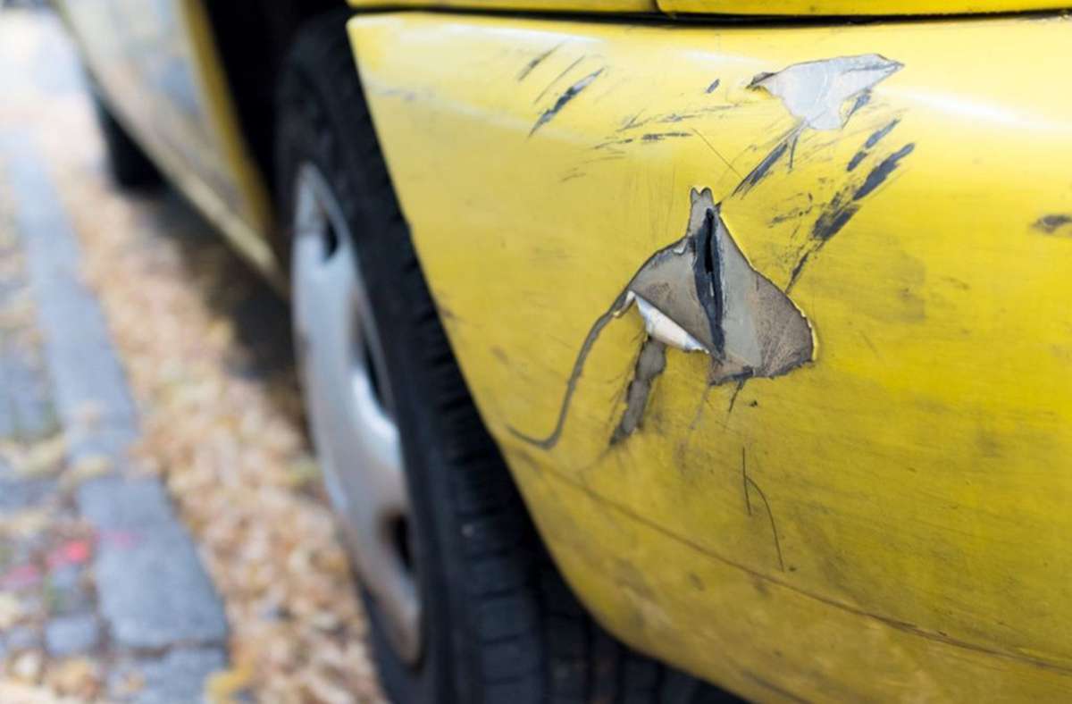 Zeugenaufruf: Vandalismus in Kirchheim: Unbekannter zerkratzt mehrere Autos