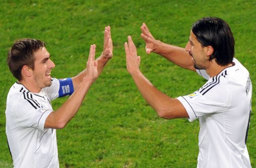 Philipp Lahm (li.) und Sami Khedira wurden 2014 gemeinsam Weltmeister, beide haben eine VfB-Vergangenheit. Foto: dpa/Marius Becker