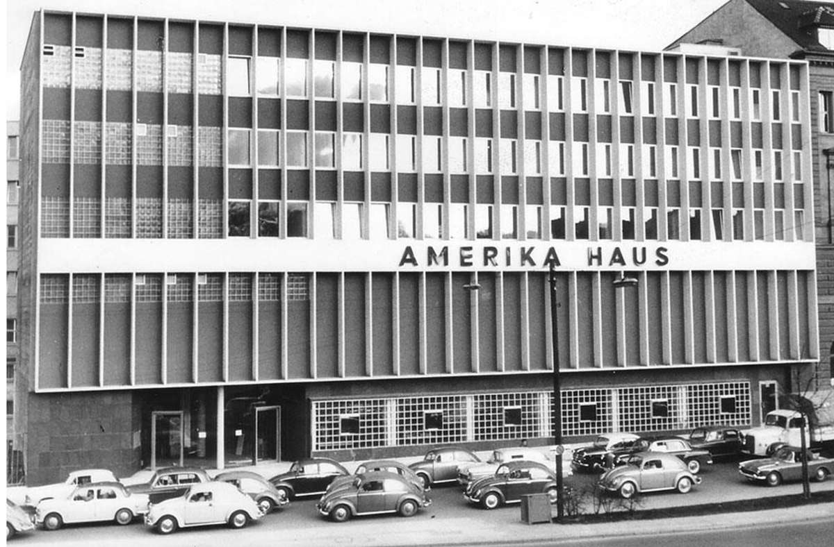 Das Amerika-Haus befand sich von 1961 bis 1995 an der Friedrichstraße in Stuttgart. Das Amerika-Haus befand sich von 1961 bis 1995 an der Friedrichstraße in Stuttgart.
