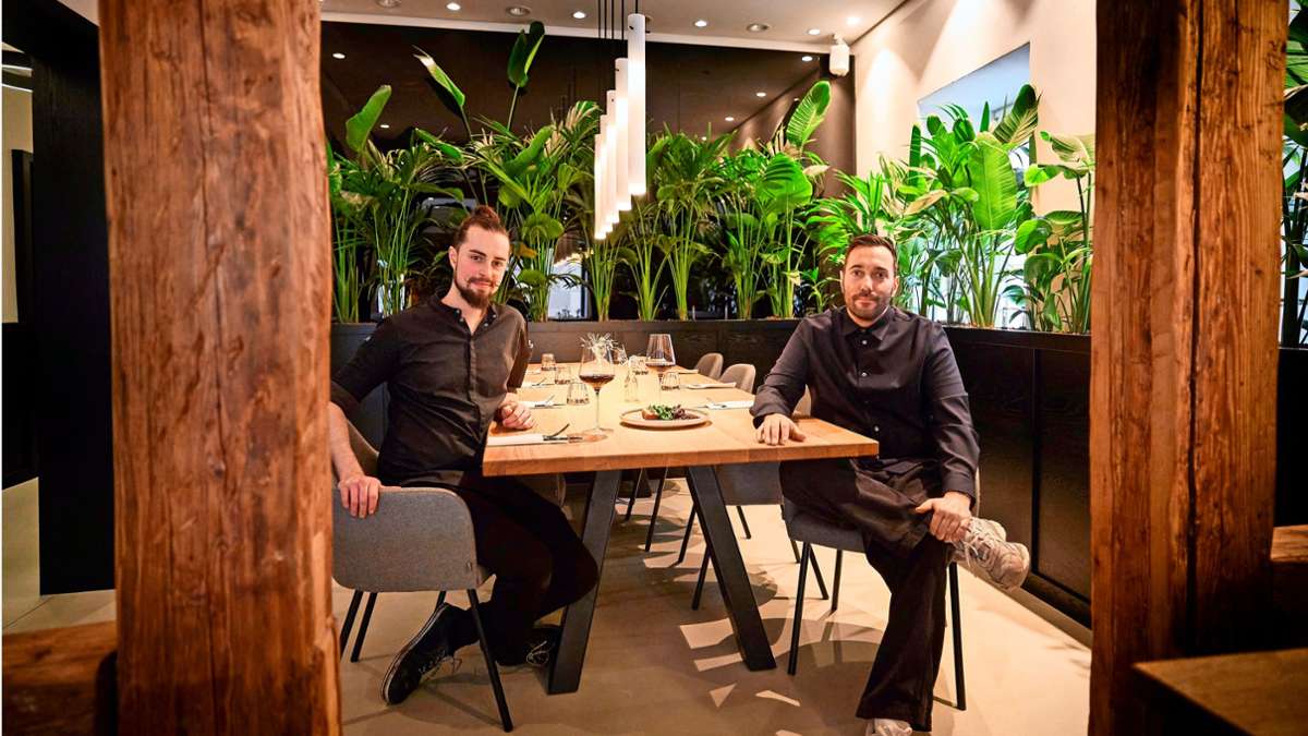 Koch Max Rebhorn (l.) und Restaurantleiter Pablo Fernandez im neuen Lokal