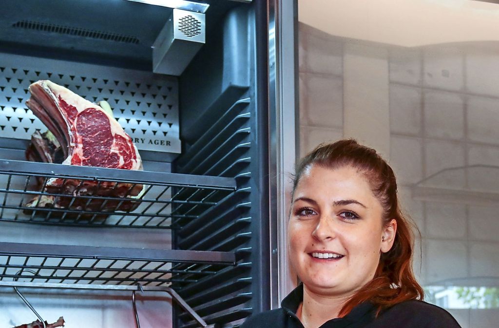 Gina Benz setzt nach Gesellenprüfung neue Akzente im Familienbetrieb – Fleischerin ist Jahrgangsbeste: Junge Fleischerin auf Erfolgskurs