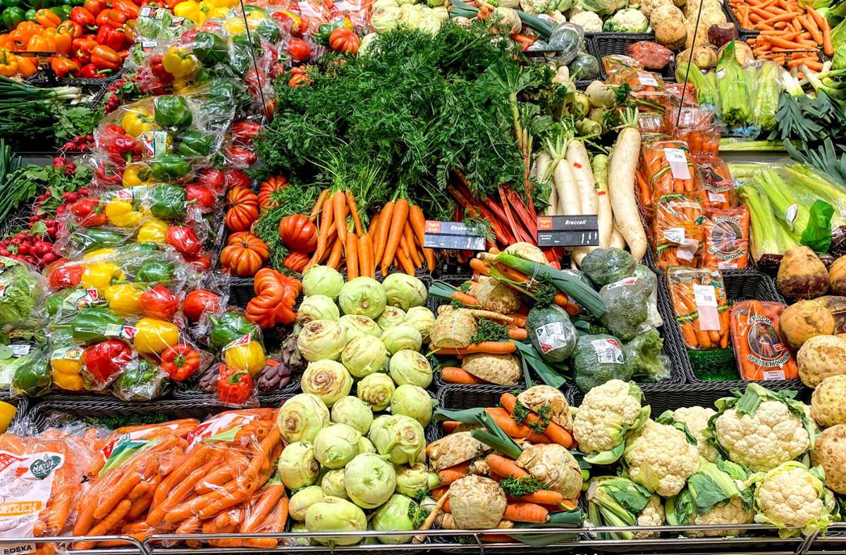 Gesunde Ernährung geht ins Geld. Egal ob Salat oder Gurken – frisches Gemüse war Ende August fünf Prozent teurer als vor einem Jahr, so das Statistische Landesamt. Bundesweit waren einzelne  Sorten gar bis zu 40 Prozent teurer. Dürre beziehungsweise  Starkregen haben den Ernten zugesetzt.