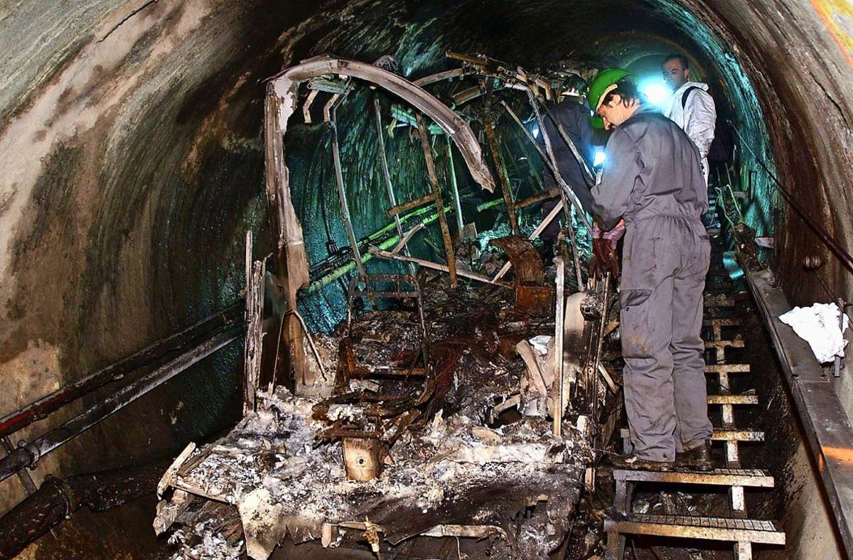 11. November 2000 am Kitzsteinhorn: Das Feuer im Tunnel hat die Seilbahn komplett zerstört.