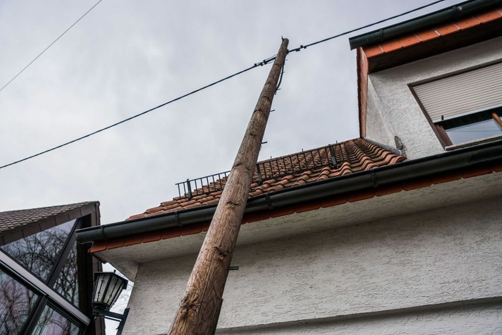 In Reichenbach wird Satellitenschüssel weggefegt: Sturm legt Strommasten in Berkheim um
