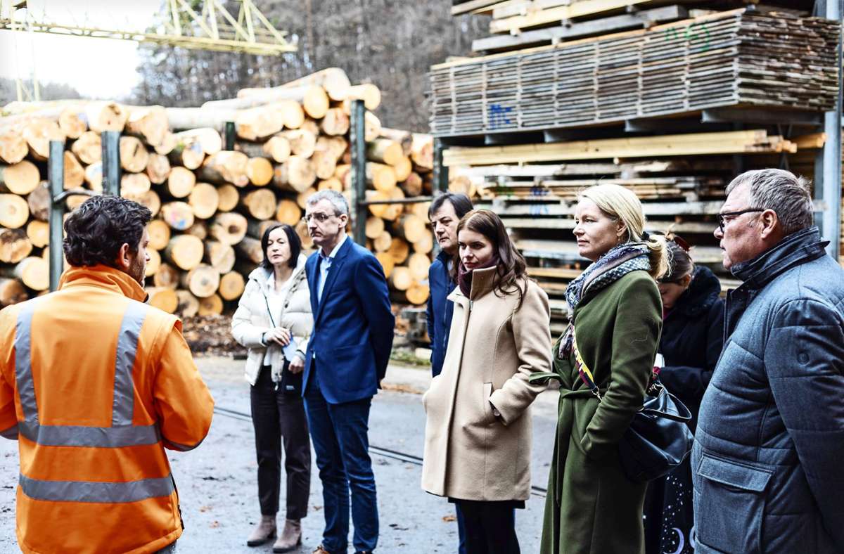 Umweltministerin Thekla Walker (2. v. re.) beim Besuch im Holzwerk Keck in Ehningen Foto: Eibner-Pressefoto/Roger Bürke