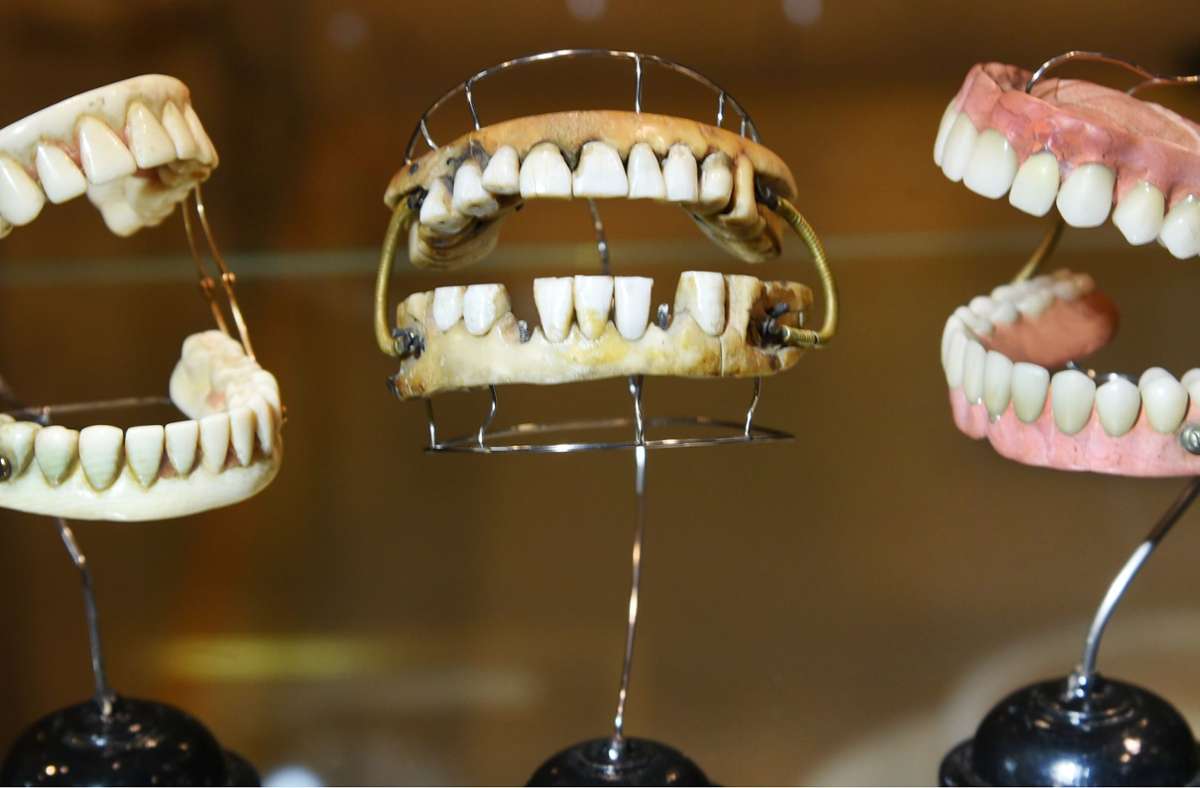 Vorsicht vor menschlichen Gebissen: Im Colditzer Dentalmuseum (Sachsen) sind in einer Vitrine Zahnprothesen zu sehen. Foto: dpa/Waltraud Grubitzsch
