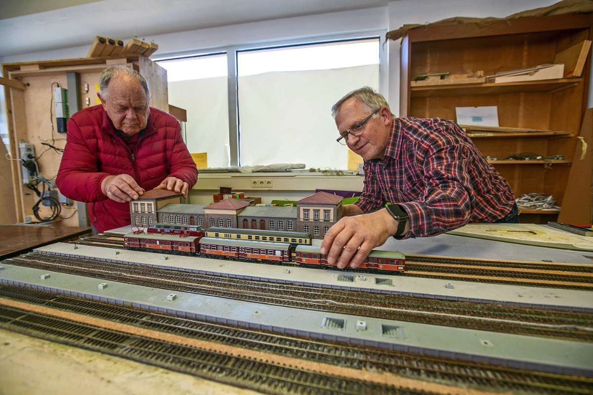 Es sollte ein Jubiläum mit Zugkraft werden: Der Modelleisenbahn Club  wird 75 Jahre alt. Doch Corona hat Klaus Brommer (links), Roland Rotter und ihre Kollegen ausgebremst. Und der Verein ist auf der Suche nach  neuen Räumlichkeiten. Foto: Roberto Bulgrin