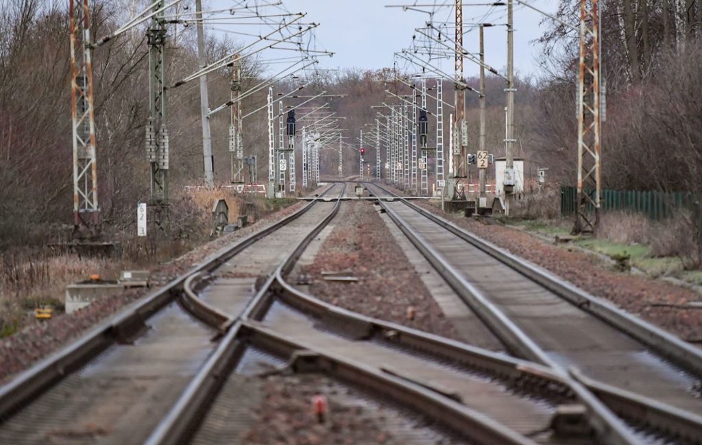 Hierdurch wurde Regionalbahn zu einer Gefahrenbremsung gezwungen: Reutlingen: Ein 23-Jähriger läuft zur Arbeit durch das Gleisbett